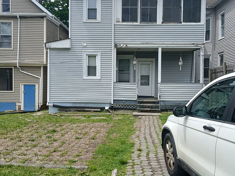 139 N Clinton St #2 — Photo 4