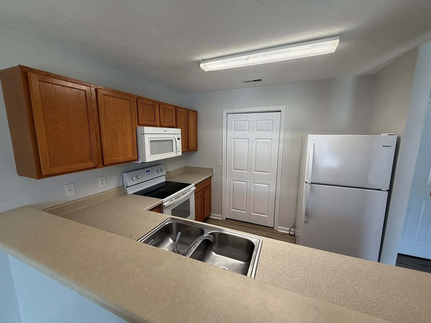 2 Bedroom, Freshly Painted, New LVP and Carpet! Fresh and Ready! — Photo 3