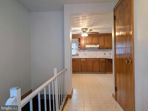 3rd image of 619 N Spring St