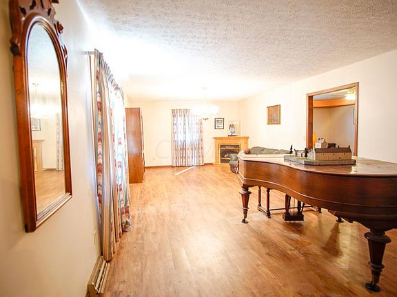 4th image of 3744 Oakmont Ln NE