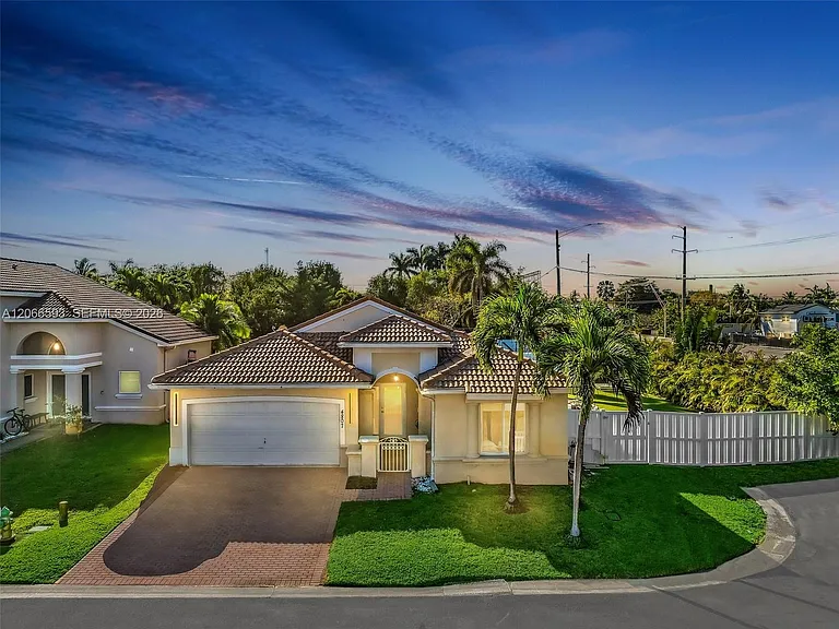 4807 SW 34th Ave — Photo 1