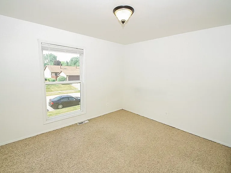 2225 Yorktowne Dr — Photo 11