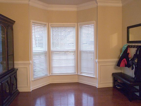 Formal LR w/ Bay Window