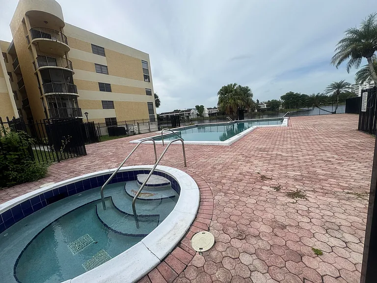 6575 W Oakland Park Blvd — Photo 30