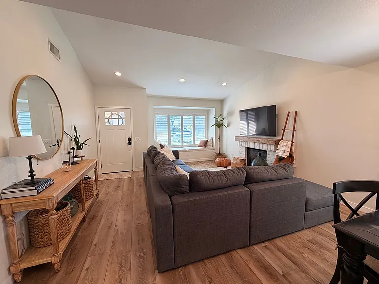 5255 Goldenridge Ct — Photo 13