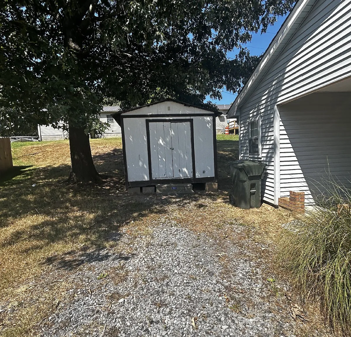 3 bed, 1.5 bath, 1400 sqft, $1,000 — Photo 3