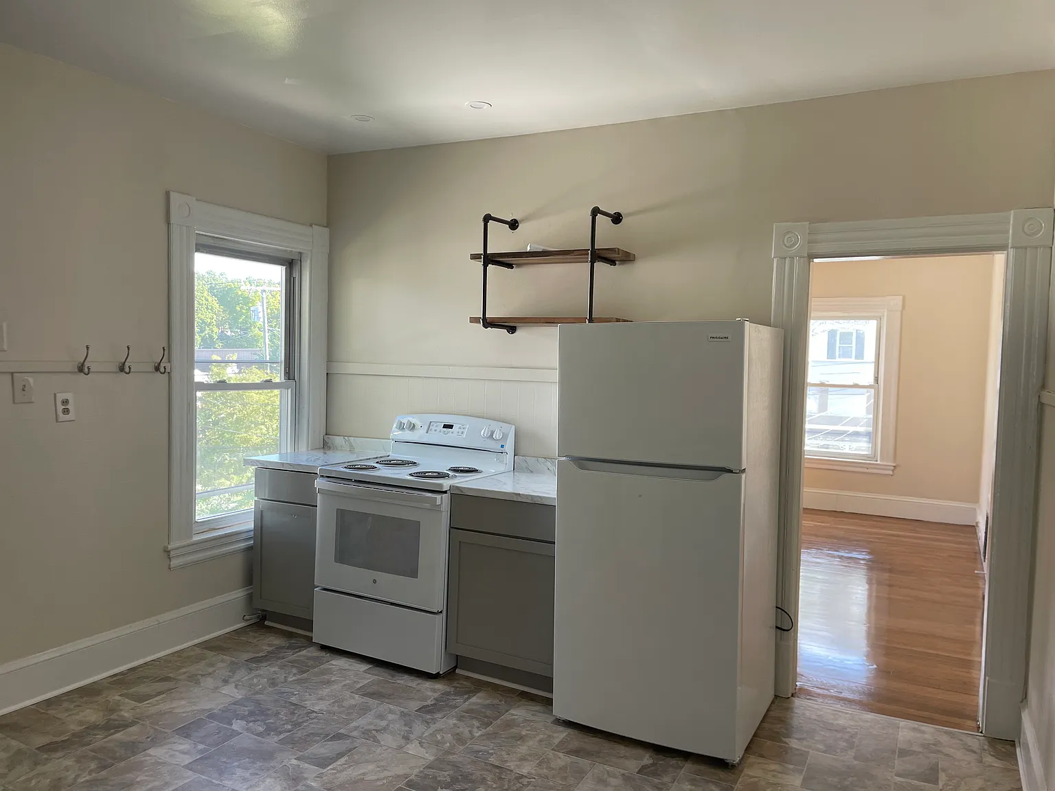 3 bed, 720 sqft, $1,900 — Photo 2
