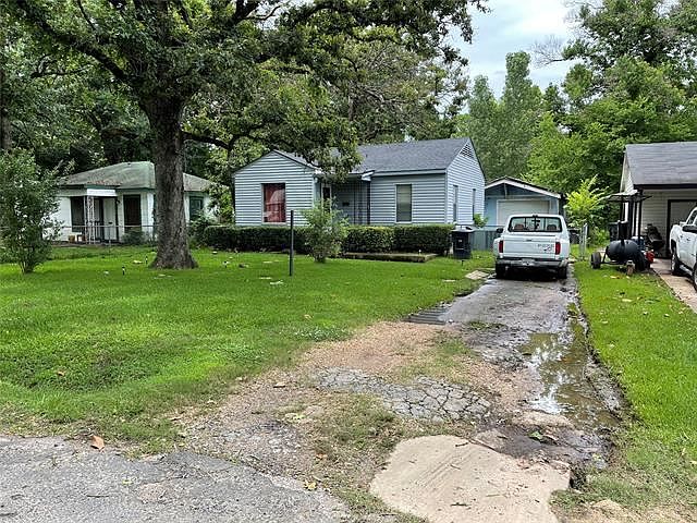 2nd image of 2722 Lindholm St