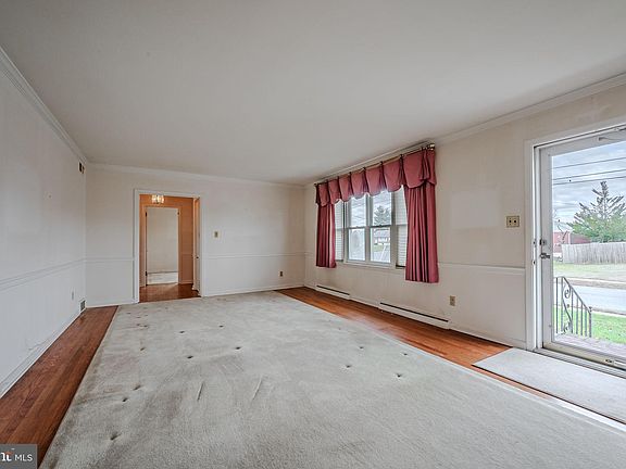 4th image of 32 Glover Cir