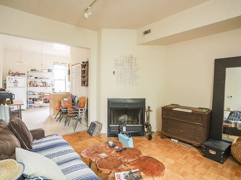 1454 W Erie St #2E — Photo 4