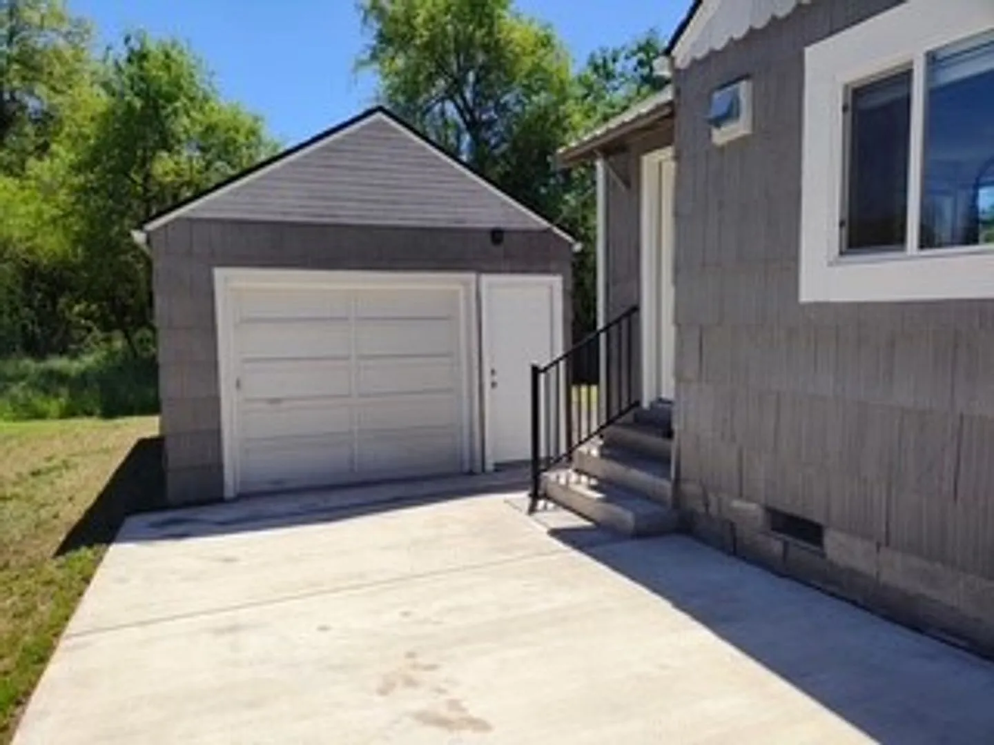 Adorable 2 Bedroom 1 Bath Single Story House with a Garage — Photo 3