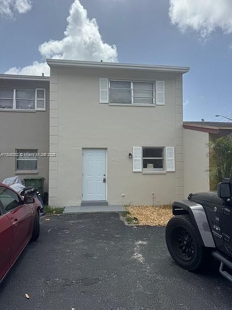 1st image of 952 NW 24th Ave