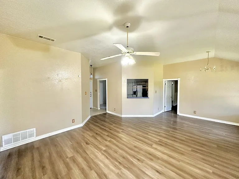 1100 Clairidge Ave — Photo 4