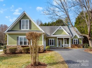 44 Chip Shot Ct, Mills River, NC 28759