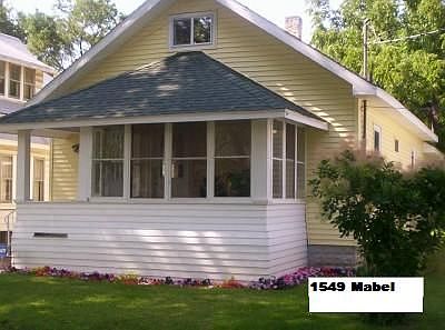 1549frontYardCaption