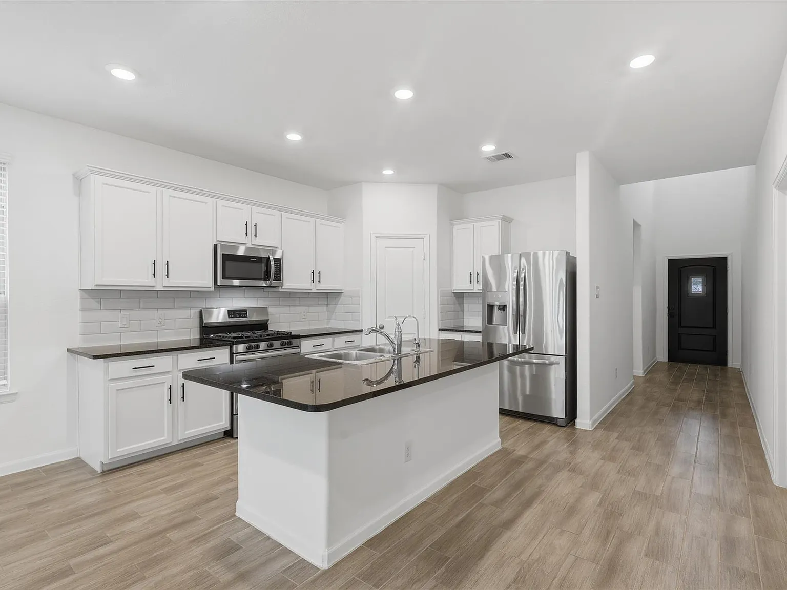 4 bed, 3.0 bath, 2396 sqft, $2,800 — Photo 3