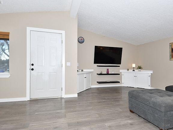 4th image of 17848 Sue Ln