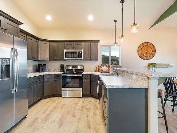3rd image of 15141 Evelyn Ln