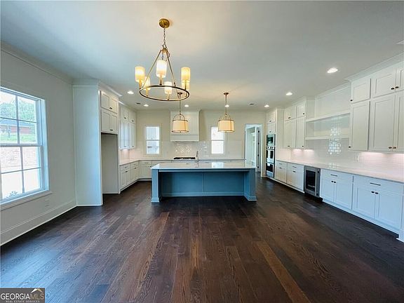 4th image of 212 Suwanee Ave