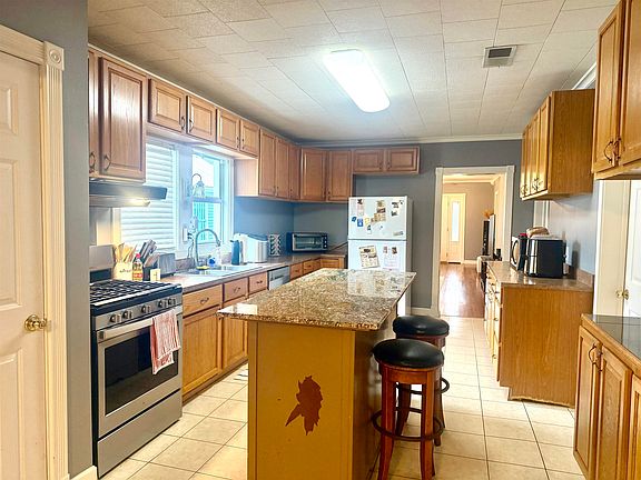 5th image of 15693 E Main St