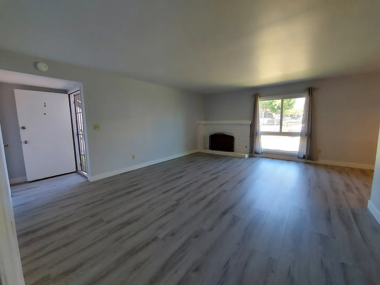 3 bed, 1200 sqft, $3,450 — Photo 2