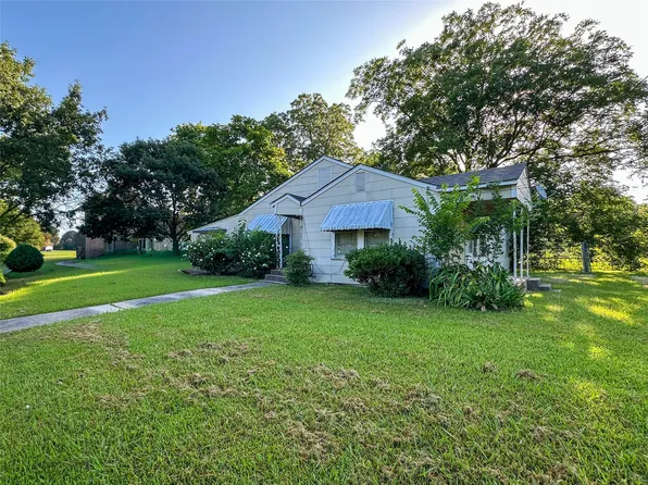 1105 S Donoho St, Clarksville, TX 75426