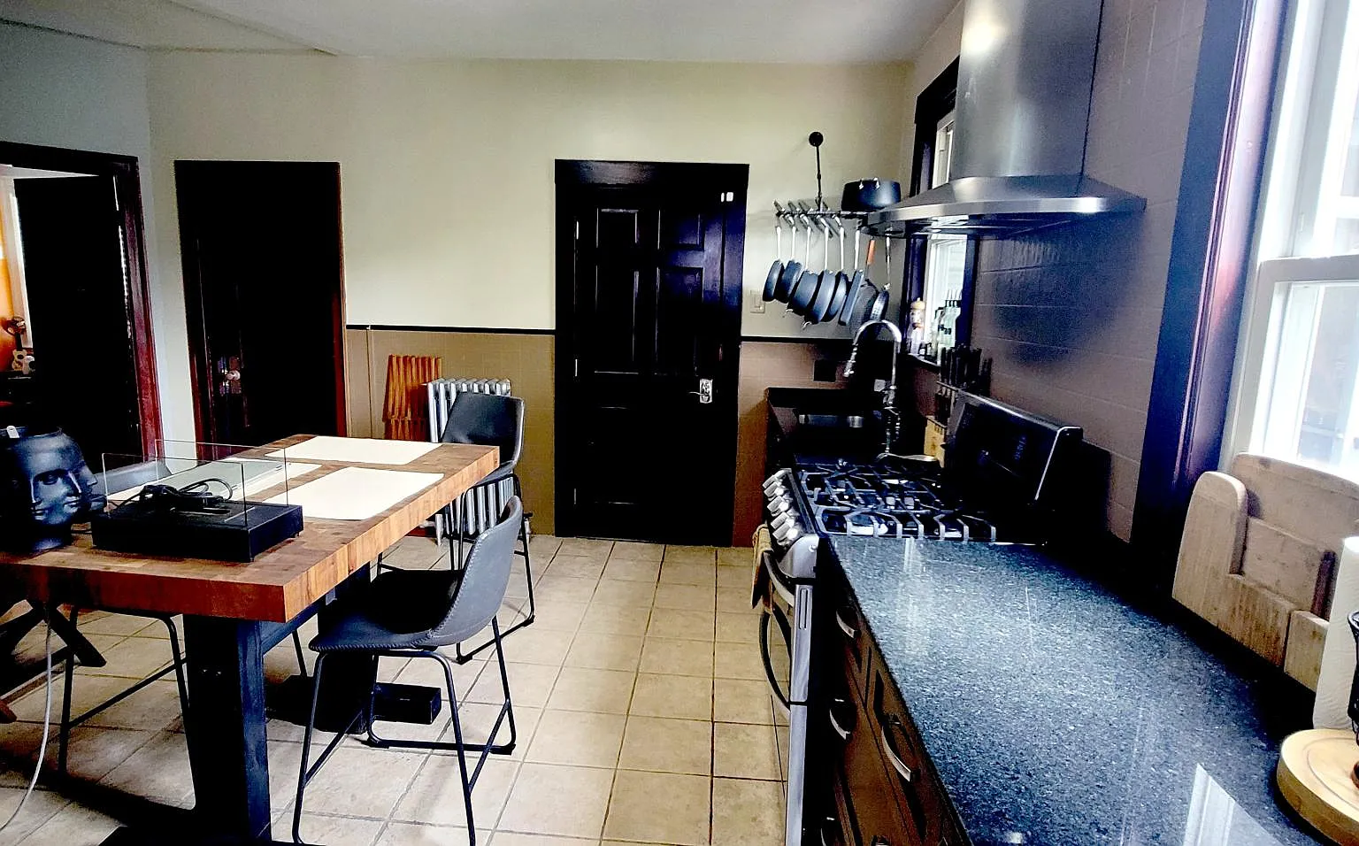 3 bed, 1300 sqft, $2,995 — Photo 2