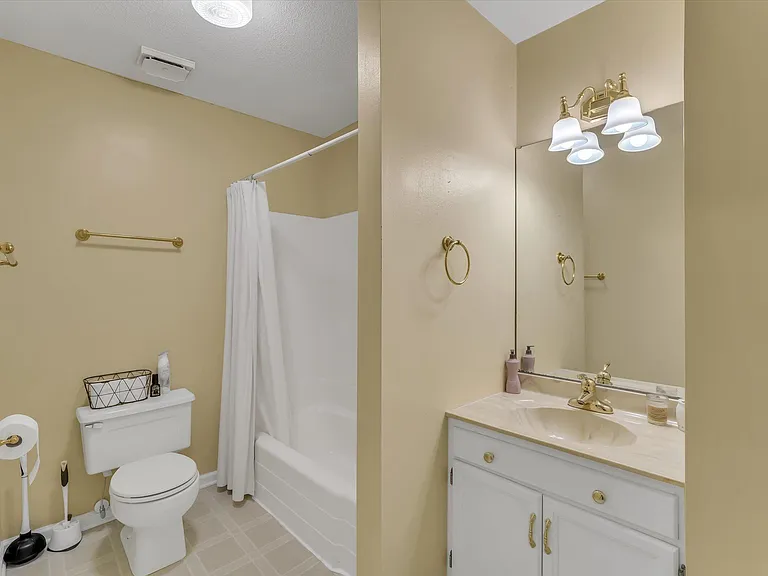 918 Hampshire Ct — Photo 19