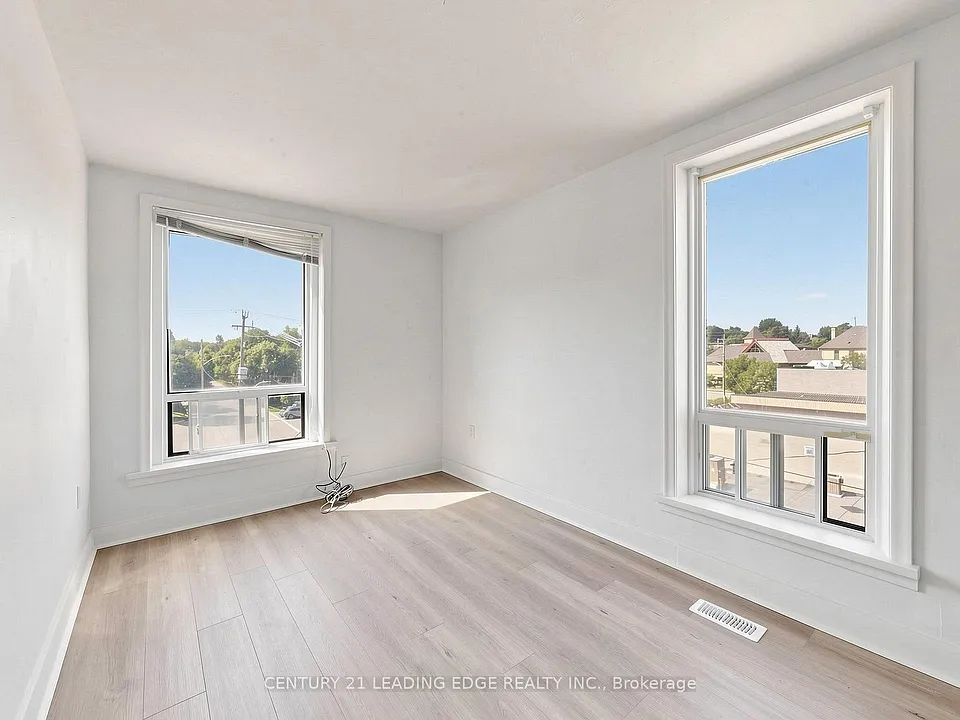 18 Brock St W #3