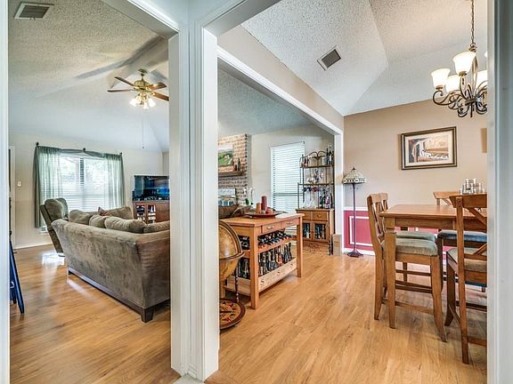 4th image of 1922 Oakbluff Dr