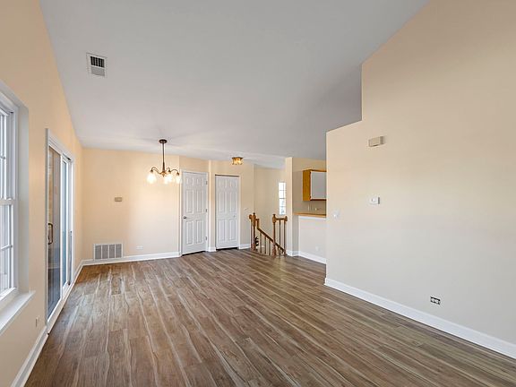4th image of 1081 Lakewood Cir
