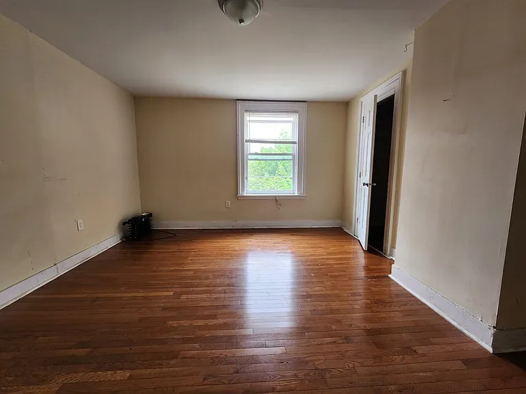 133 Hobart St #B — Photo 4
