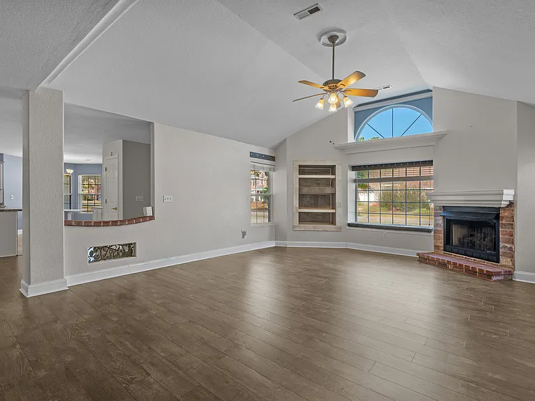 2409 Hunters Trl — Photo 6
