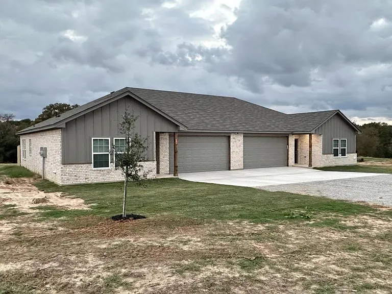 205 Hoover Ln — Photo 3