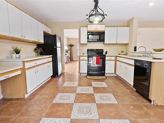 4th image of 877 Woodvale St