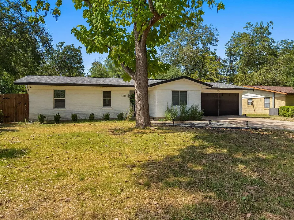 1211 Sahara Ave