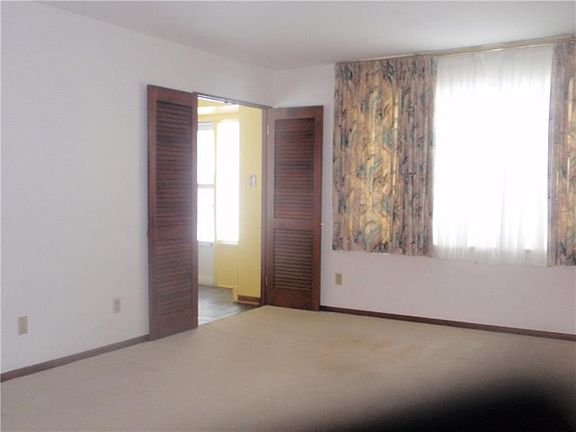 Living room, wall to wall carpet