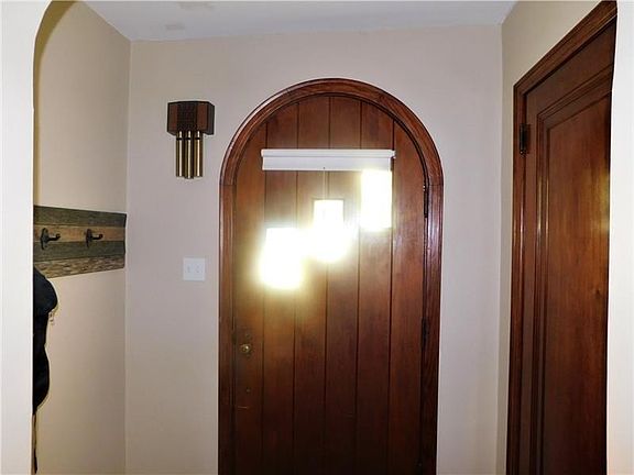 2nd image of 1550 Greensburg Pike