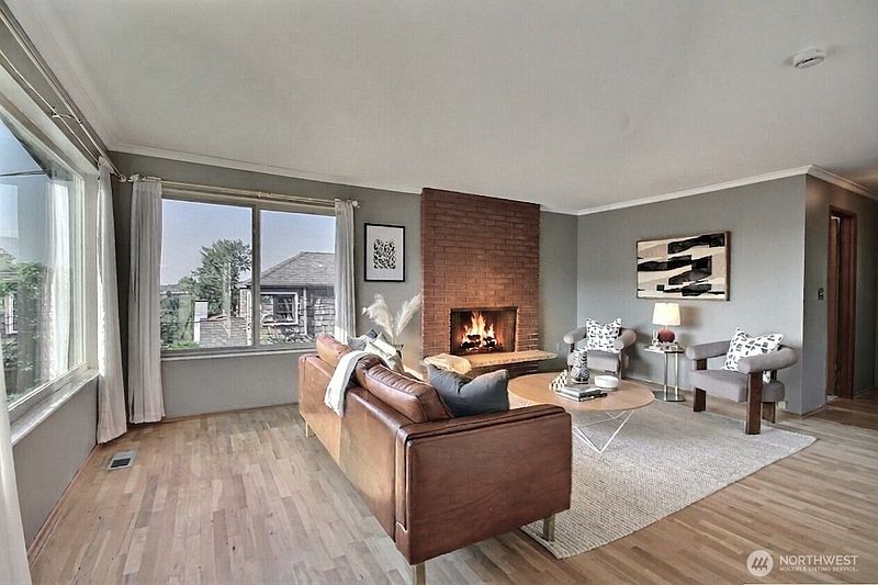 3rd image of 326 Renton Avenue S