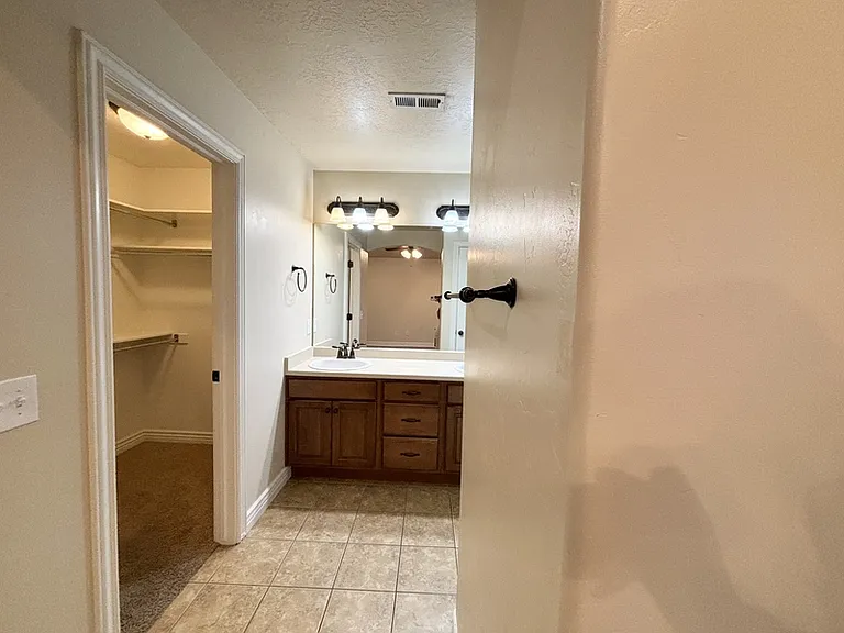 1014 W Village River Ln — Photo 15