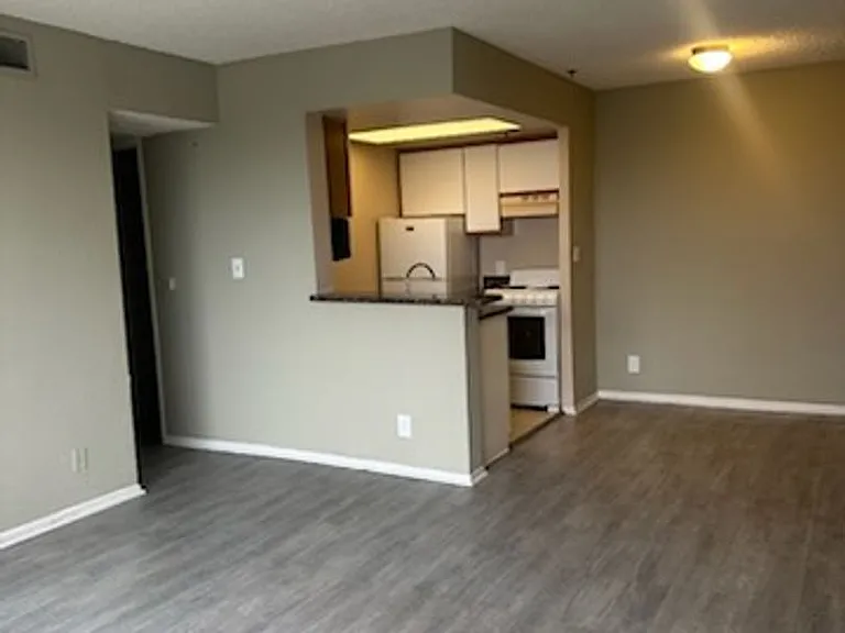 Russell Court Apartments — Photo 8