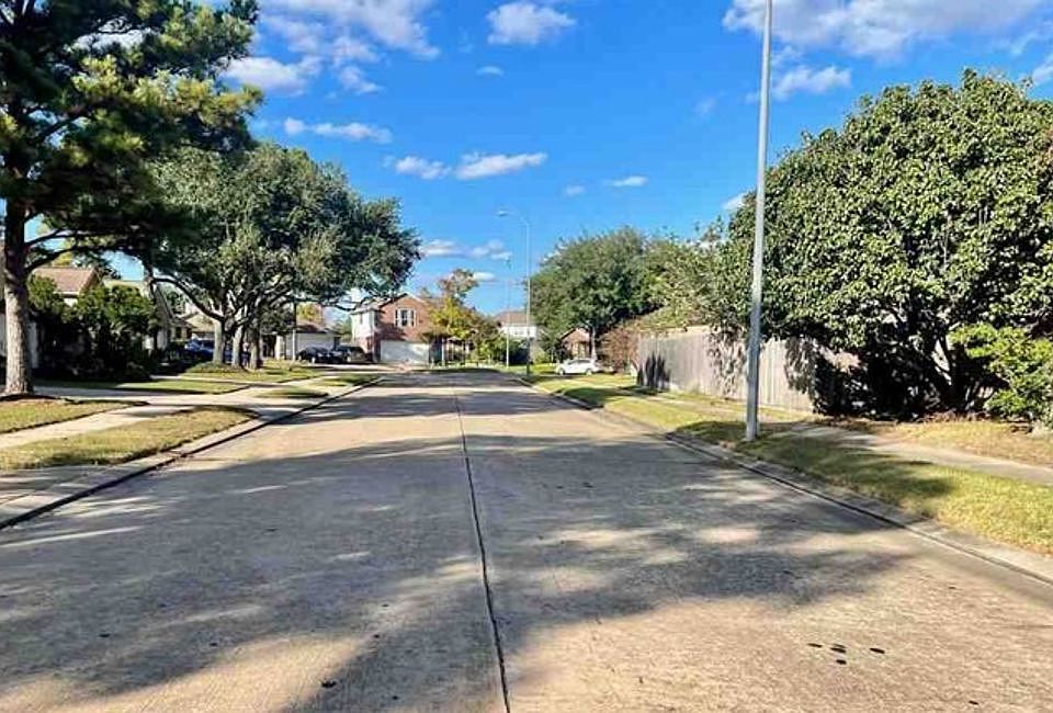 Exterior Neighborhood (street photo)