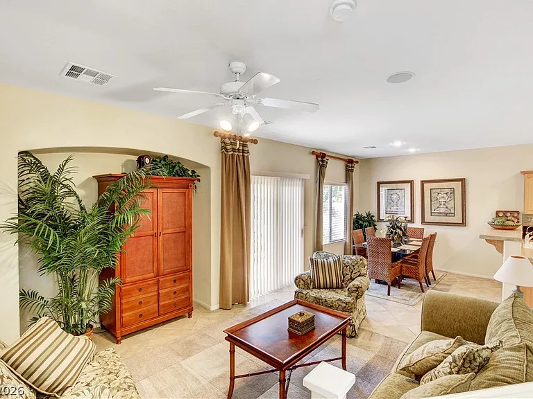251 Queens Ct — Photo 6