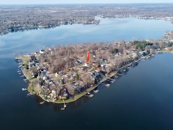 7960 Lakewood Dr, Coloma, MI 49038