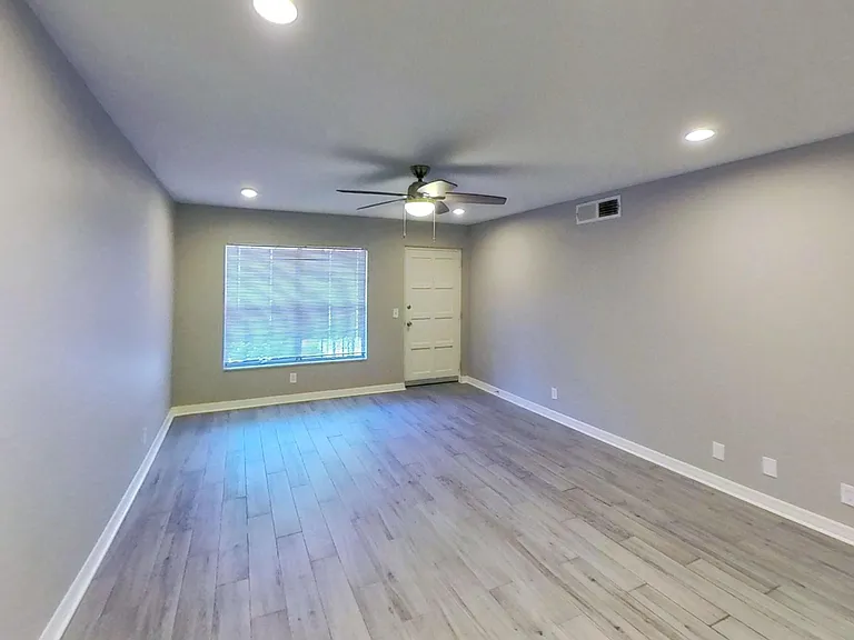 Bay Colony Apartments — Photo 25