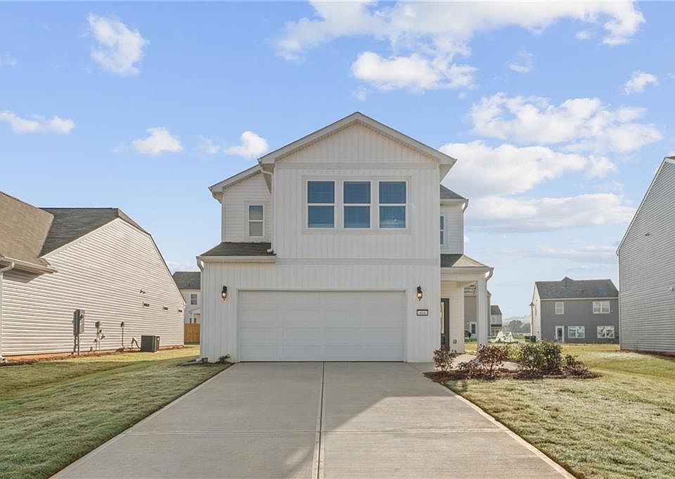 1st image of 404 Bluegrass Ln
