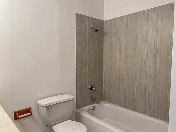 2nd image of 4261 Oaktree Dr