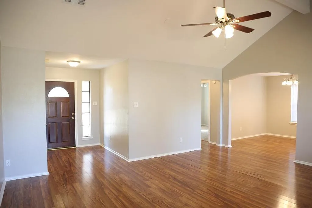 3 bed, 2.0 bath, 1590 sqft, $1,850 — Photo 2