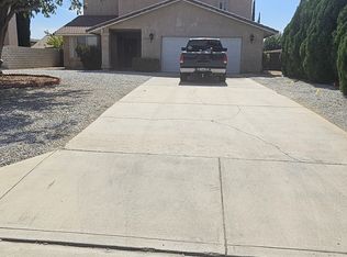 18185 Pebble Beach Dr, Victorville, CA 92395