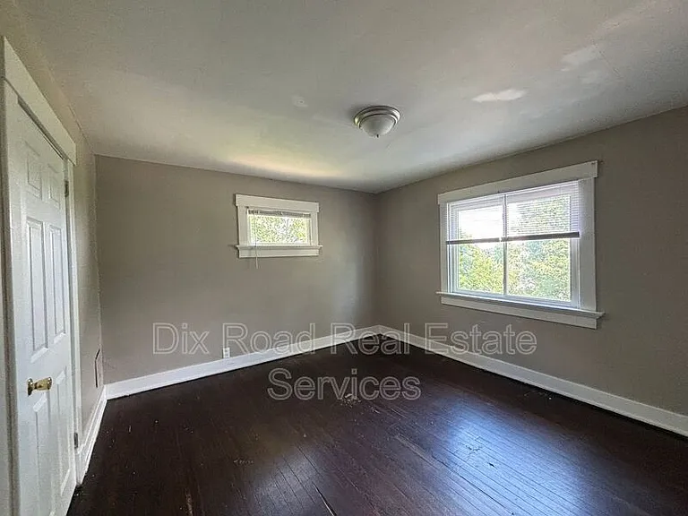 1501 Viola Ave — Photo 5